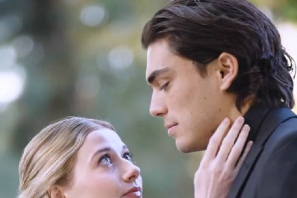 Scenariile din Destinul meu nemilos Alpha mă revendică în fiecare noapte reelshort