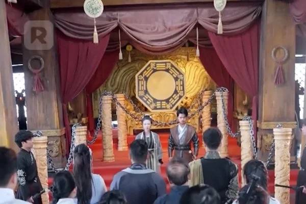 Pe bune nu sunt zeu film complet