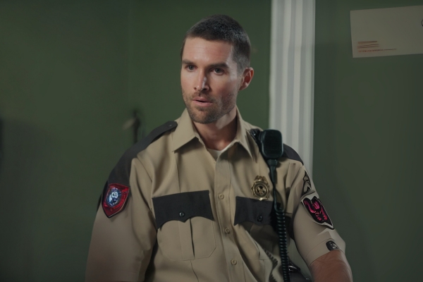 Regele sub acoperire din închisoare reelshort