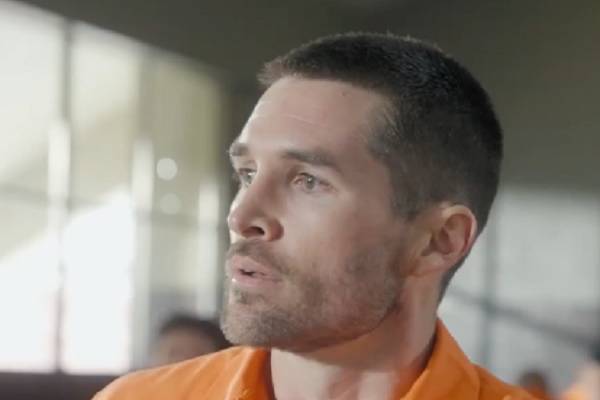 Regele sub acoperire din închisoare dublat