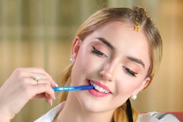 Sophie chỉ là một thực tập sinh Trong Chinh Phục Ông Chú Quyến Rũ