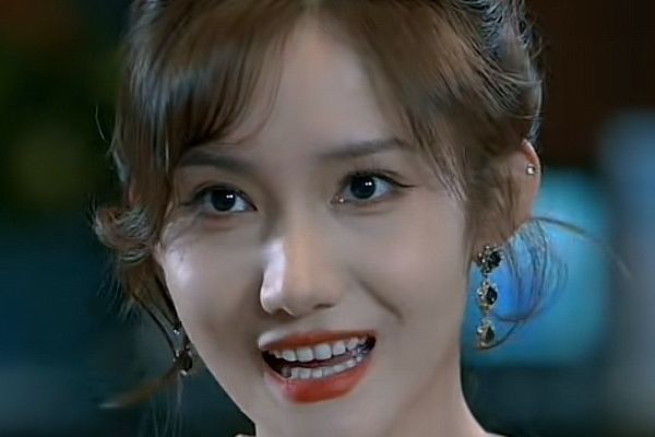 出手演員女二號