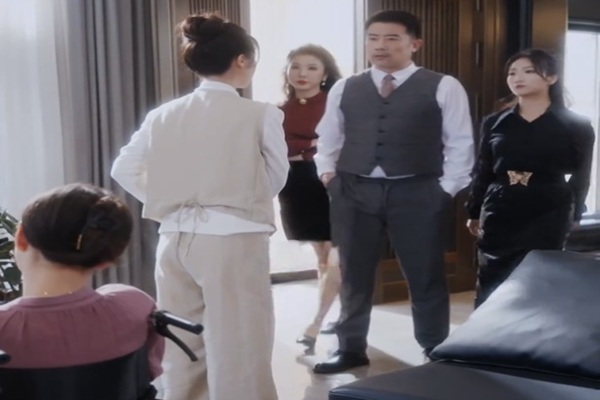 訂婚風暴金寶英短劇