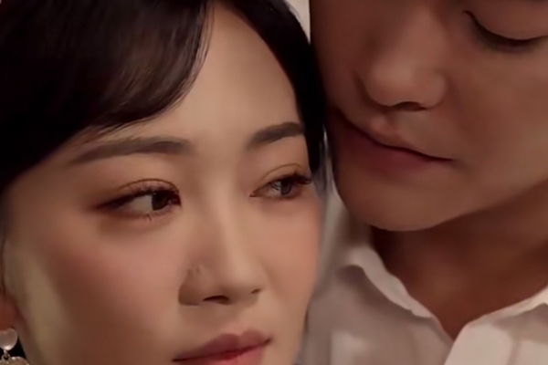 褪下軍裝後線上看喬沁白景成擁抱