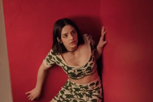 穿上她的設計美劇封面