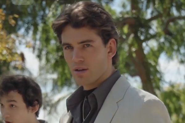 穿上她的設計美劇男主劇照