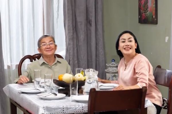 漂亮老婆陪過年短劇劇照