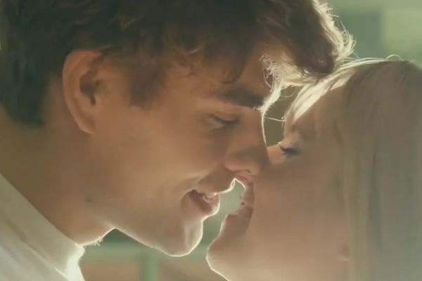 被我的冰球對手撞進心裡線上看甜蜜kiss
